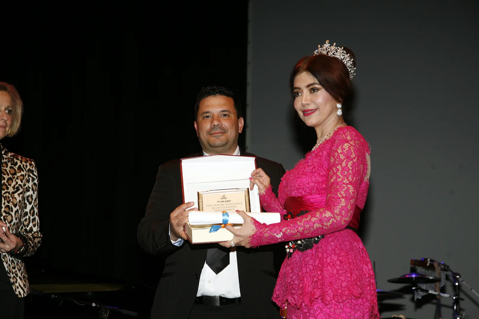 Deby Vinski and Jaime Rodríguez Quintosa during a Sine Dolore award moment in Spain