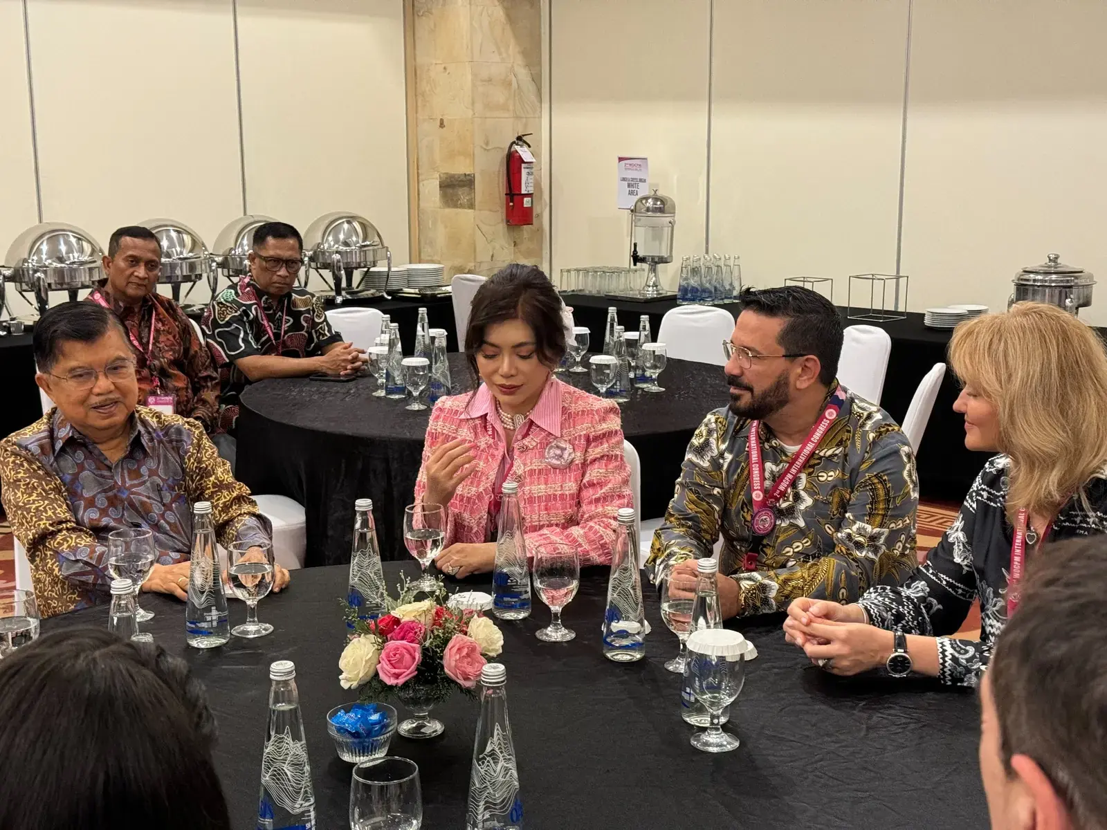 Jusuf Kalla, Deby Vinski and Jaime Rodríguez Quintosa during an international meeting in Indonesia