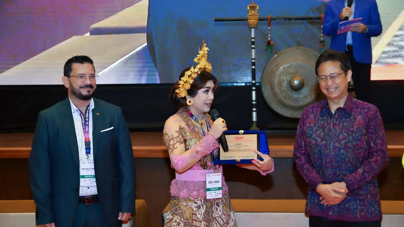 Jaime Rodríguez Quintosa and Deby Vinski with Indonesian Health Minister Budi Gunadi Sadikin in Bali in 2023