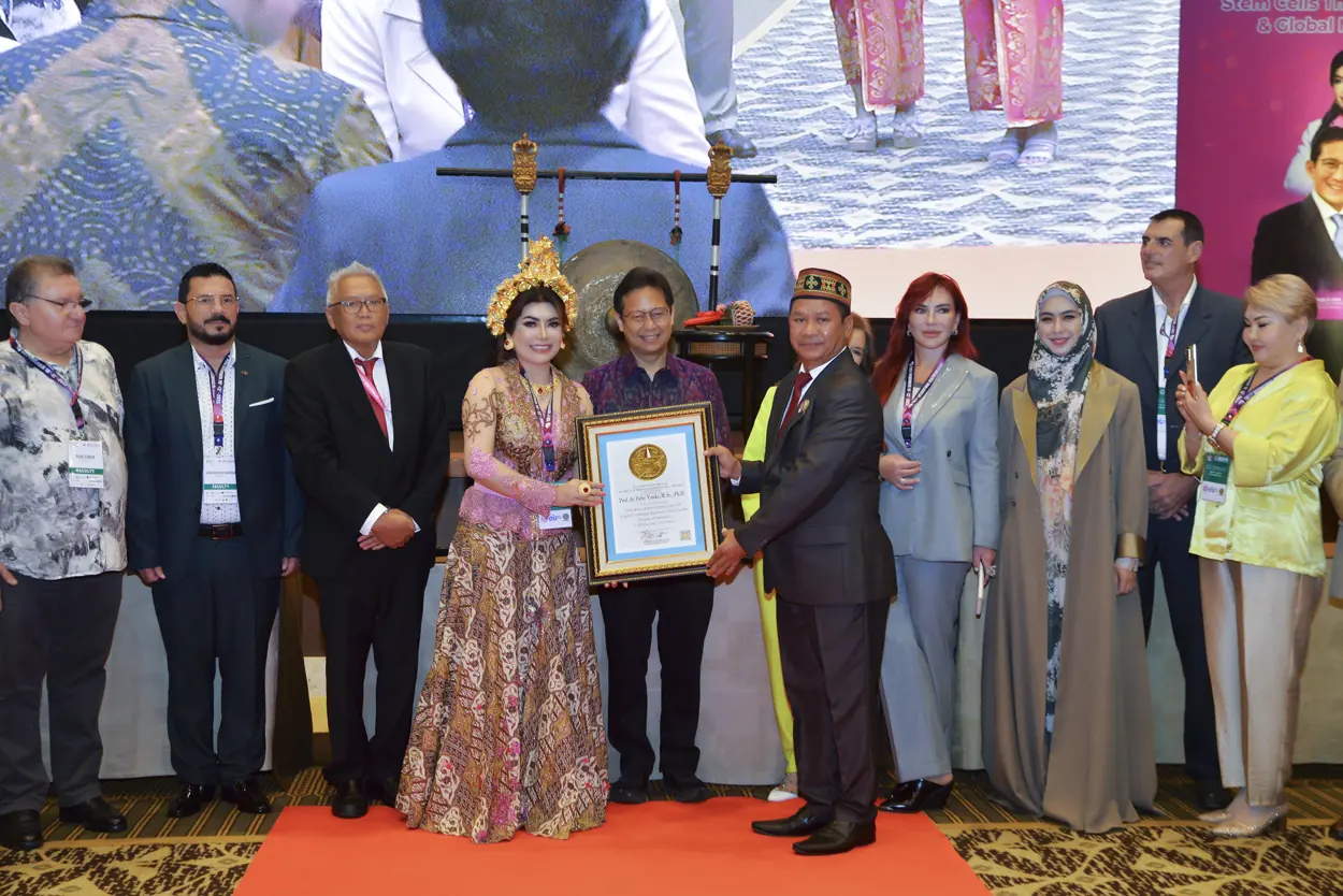 Jaime Rodríguez Quintosa and Deby Vinski with Indonesian Health Minister Budi Gunadi Sadikin at the first International Health Conference in Bali