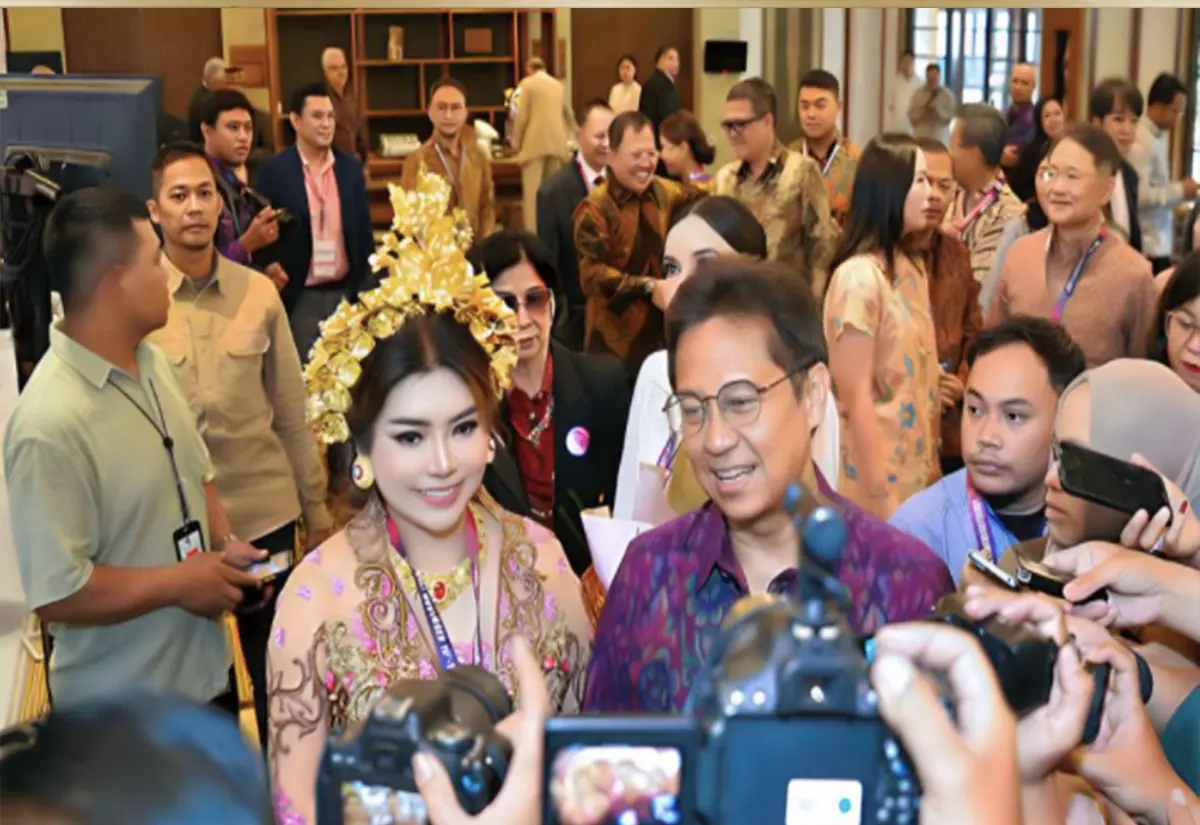 Deby Vinski with Indonesia's Health Minister during press coverage of the 2023 congress