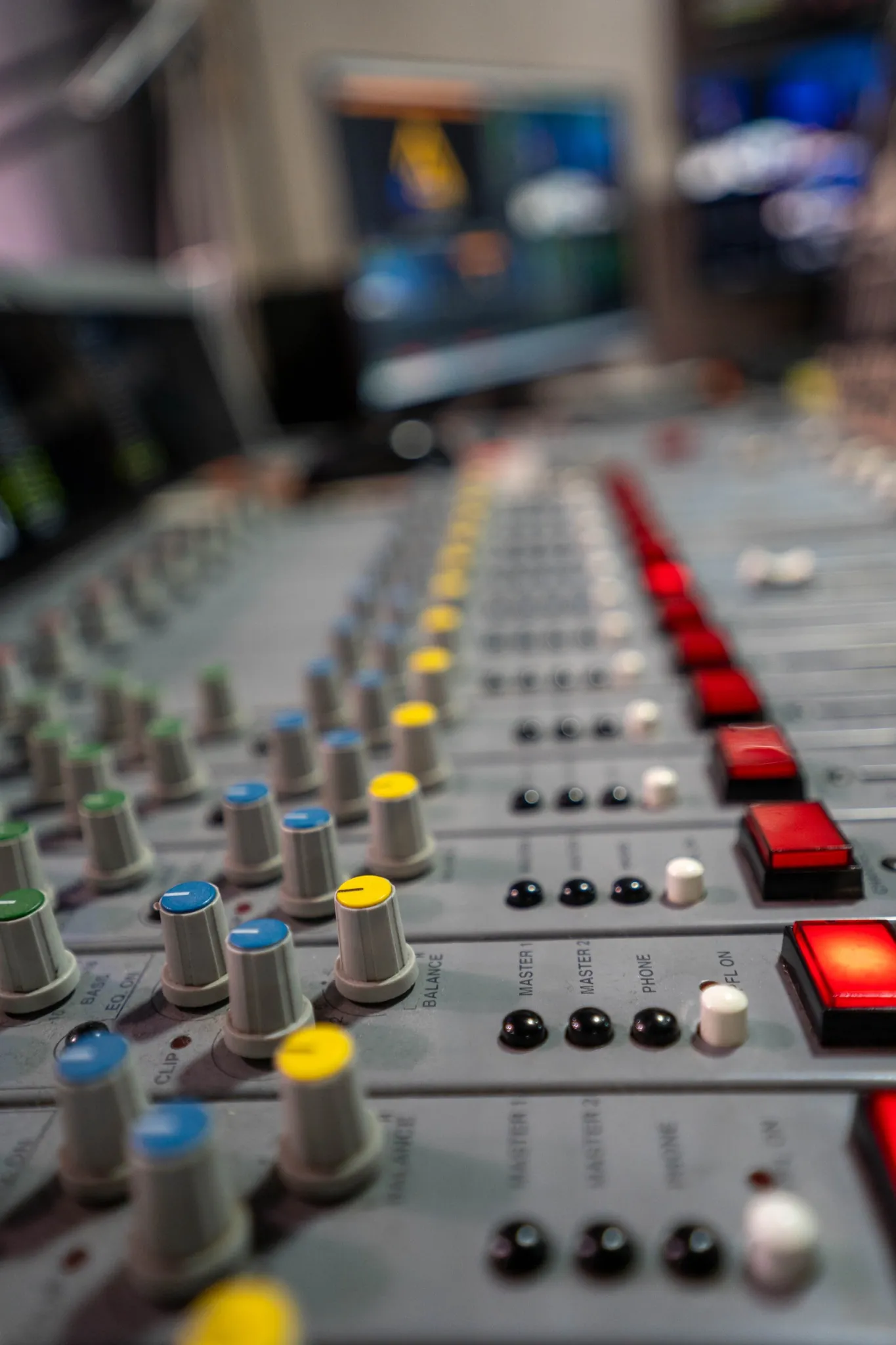 Professional audio mixing console in the RCE studio
